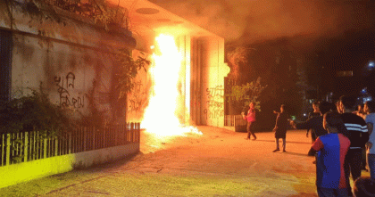 নিজাম হাজারীর বাড়ির ফটকে অগ্নিসংযোগ