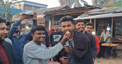 হাসিনার ফাঁসির রায়ে বাগেরহাটে মিষ্টি বিতরণ 