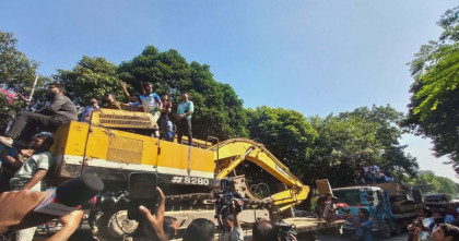 বুলডোজার নিয়ে ধানমন্ডি ৩২ নম্বরের পথে ছাত্র-জনতা
