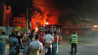 মধ্যরাতে গাড়ির গ্যারেজে আগুন