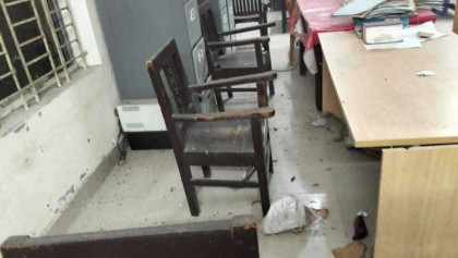 থানায় ককটেল নিক্ষেপ, তিন পুলিশ আহত