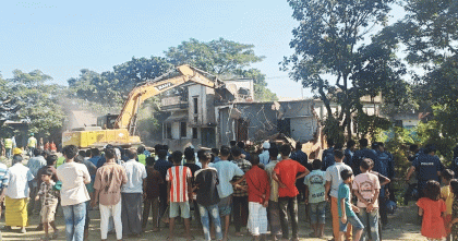 ঢাকা-সিলেট মহাসড়কের বাড়িউড়া অংশে সড়ক ও জনপথের উচ্ছেদ অভিযান