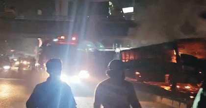 রামপুরায় টিভি গেটের সামনে বাসে আগুন