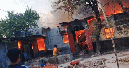 বগুড়ায় ভয়াবহ অগ্নিকাণ্ডে চার পরিবারের বসতবাড়ি পুড়ে ছাই