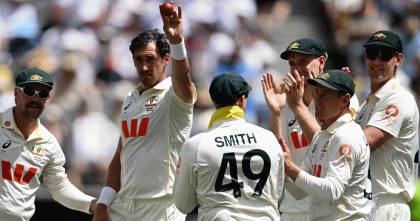 দারুণ কীর্তি গড়ে স্টার্কের সাত উইকেট; ১৭২ রানে অলআউট ইংল্যান্ড