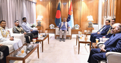 প্রধান উপদেষ্টার সাথে তিন বাহিনীর প্রধানদের সাক্ষাৎ