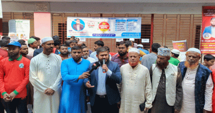 ঢাকা-১৭ আসনে ফ্রি মেডিকেল ও খেলার সামগ্রী বিতরণ করলে ডা. খালিদুজ্জামান