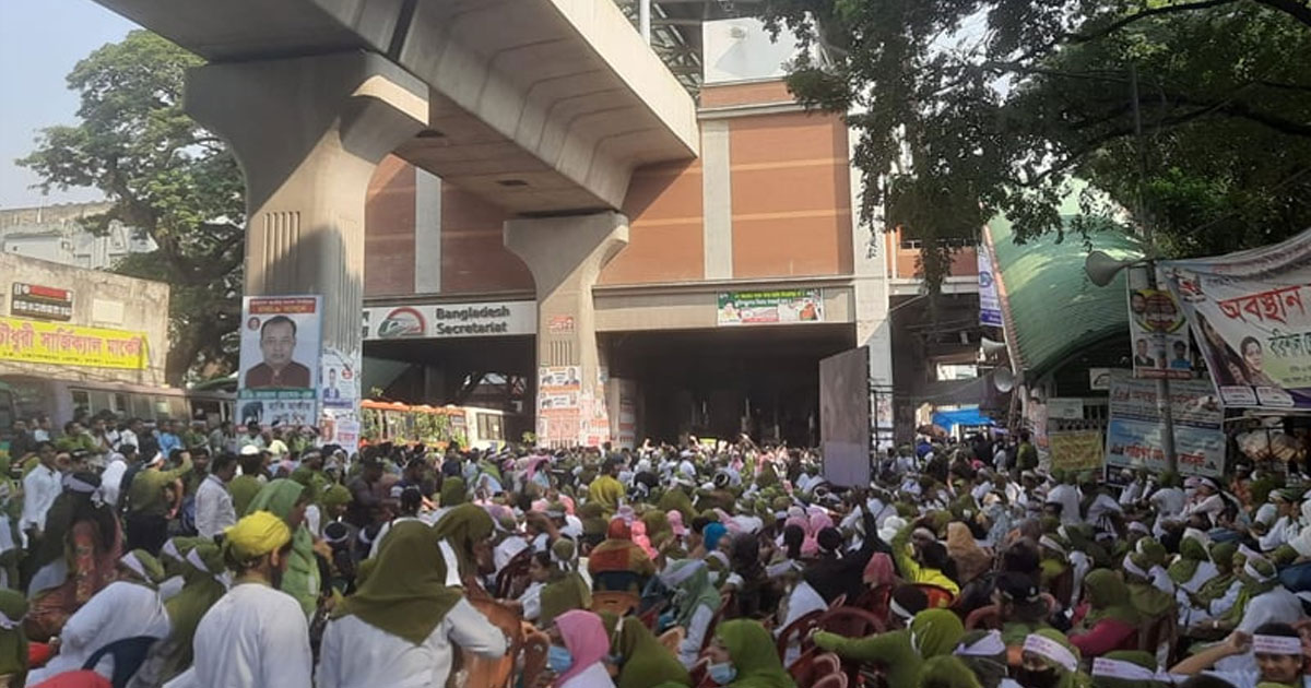 রাজধানীতে সড়ক বন্ধ করে নার্স সমাবেশ