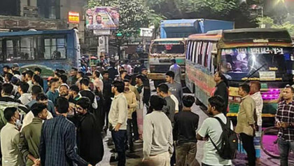 রাতে ঢাকা কলেজের শিক্ষার্থীদের সড়ক অবরোধ