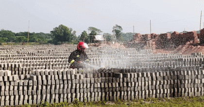 পটুয়াখালীর দুমকিতে অবৈধ ইটভাটা গুড়িয়ে দিল প্রশাসন