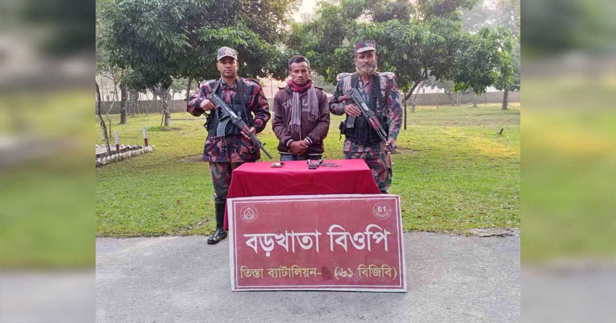 লালমনিরহাট সীমান্তে ভারতীয় তারকাঁটা কাটতে গিয়ে গরু চোরাকারবারী আটক