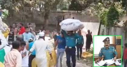 তুলার গুদামে আগুন, মাথায় করে বস্তা সরিয়ে প্রশংসায় ভাসছেন পূবাইল থানার ওসি 