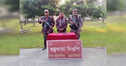 লালমনিরহাট সীমান্তে ভারতীয় তারকাঁটা কাটতে গিয়ে গরু চোরাকারবারী আটক