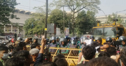 যমুনা অভিমুখে ৪৭তম বিসিএস পরীক্ষার্থীরা, পুলিশের বাধা