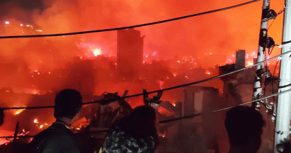 চার ঘণ্টা ধরে জ্বলছে কড়াইল বস্তি, নিয়ন্ত্রণে ১৭ ইউনিট