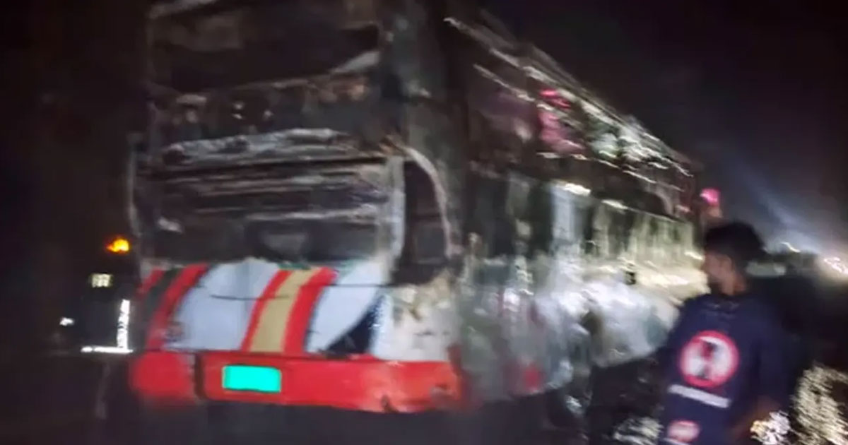 লক্ষ্মীপুরে যাত্রীবাহী বাসে আগুন