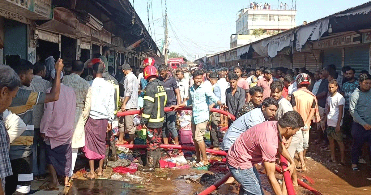 নেত্রকোনার মদনে কাপড়ের মার্কেটে আগুন লেগে প্রায় ৫০টি দোকান পুড়ে চাই