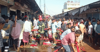 নেত্রকোনার মদনে কাপড়ের মার্কেটে আগুন লেগে প্রায় ৫০টি দোকান পুড়ে চাই