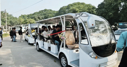 রাবিতে চালু হলো ই-কার, পাঁচ টাকায় ঘোরা যাবে ক্যাম্পাস