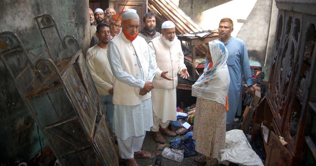 বগুড়ায় অগ্নিকাণ্ডে ক্ষতিগ্রস্তদের পাশে জামায়াত