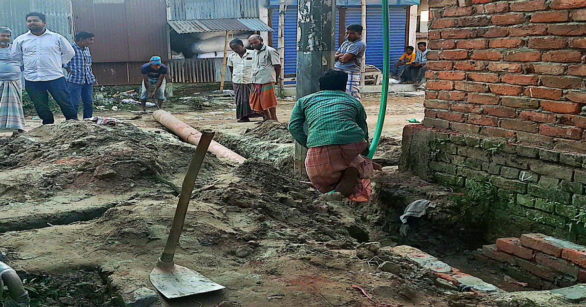 টঙ্গীতে অনুমতি ছাড়াই সিটি কর্পোরেশনের রাস্তা কেটে ড্রেন নির্মাণের অভিযোগ