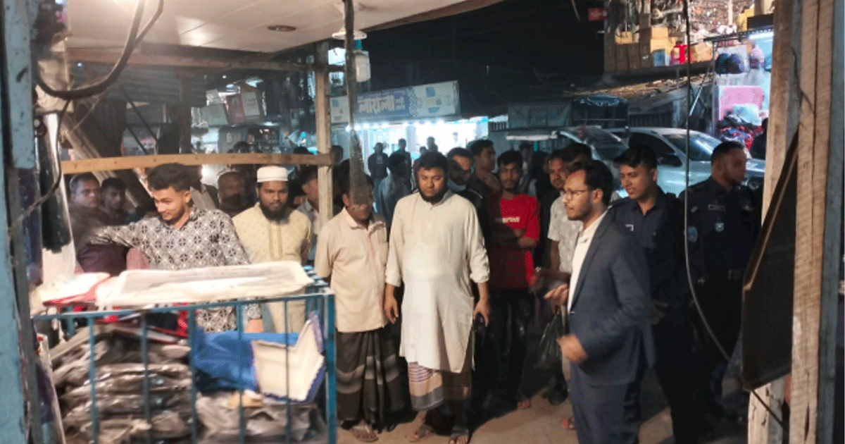 ঔষধ আইন লঙ্ঘন ও সড়ক দখল: বাঁশখালীতে মোবাইল কোর্টে অর্ধলক্ষ টাকা জরিমানা