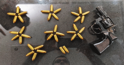 দক্ষিণ কেরানীগঞ্জে ময়লার স্তূপ থেকে রিভলভার ও ৩৭ রাউন্ড গুলি উদ্ধার