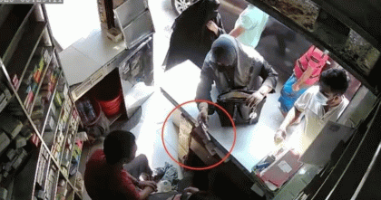 ফার্মেসিতে পিস্তল উঁচিয়ে যুবলীগ নেতার স্ত্রীর হুমকি