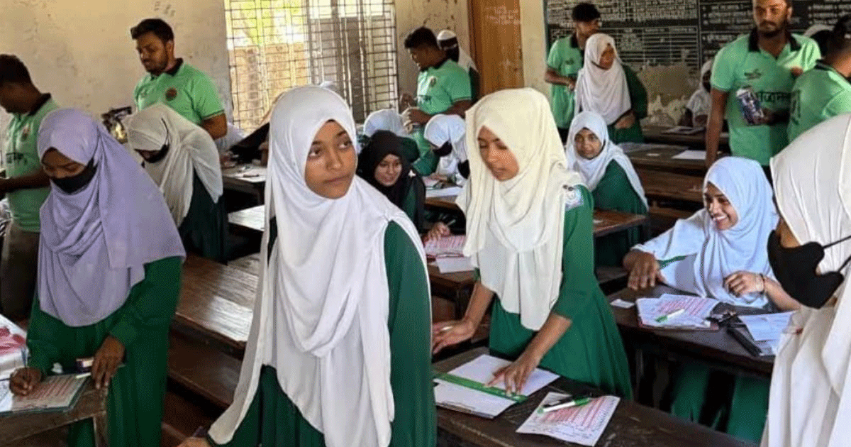 নোয়াখালীতে পরীক্ষা চলাকালে হলে প্রবেশ করে ছাত্রদল নেতার কলম-চকলেট বিতরণ