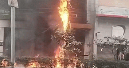 রাজধানীর মহাখালীতে বৈদ্যুতিক খুঁটিতে আগুন