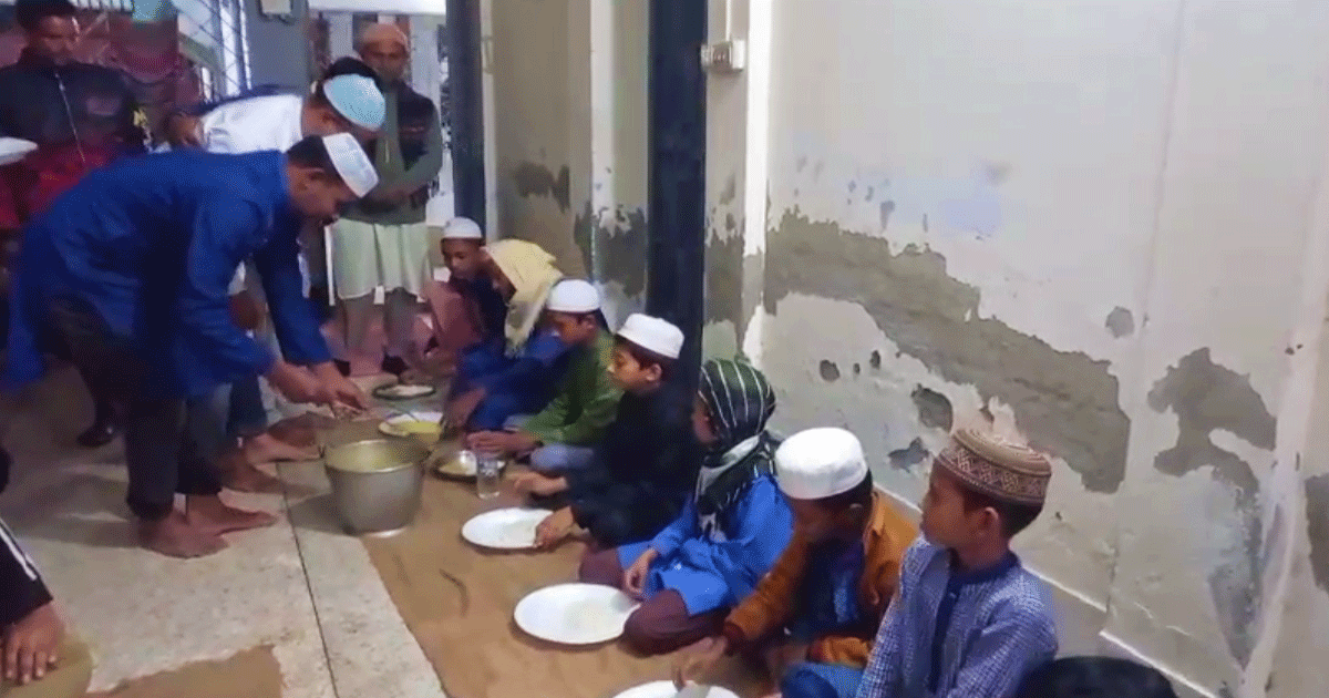 বগুড়ায় খালেদা জিয়ার জন্য দোয়া ও এতিমদের মাঝে খাবার বিতরণ