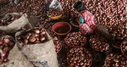 পেঁয়াজের দামে দেশে ক্রেতার চোখে পানি; ভারতে কাঁদছে বিক্রেতা