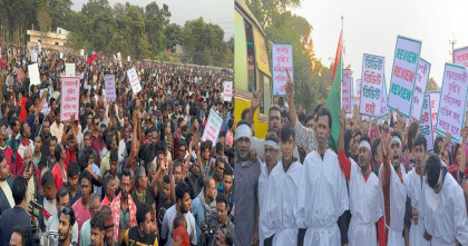 যশোর-১  আসনে বিএনপির মনোনয়ন বাতিলের দাবিতে কাফনের কাপড় পরে সড়ক অবরোধ