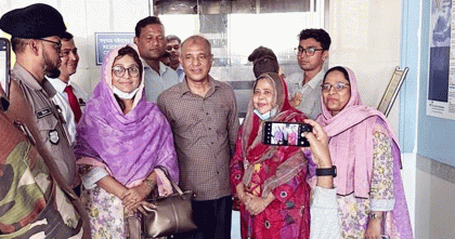 খালেদা জিয়ার খোঁজ নিতে এভারকেয়ার হাসপাতালে স্বরাষ্ট্র উপদেষ্টা