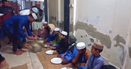 বগুড়ায় খালেদা জিয়ার জন্য দোয়া ও এতিমদের মাঝে খাবার বিতরণ