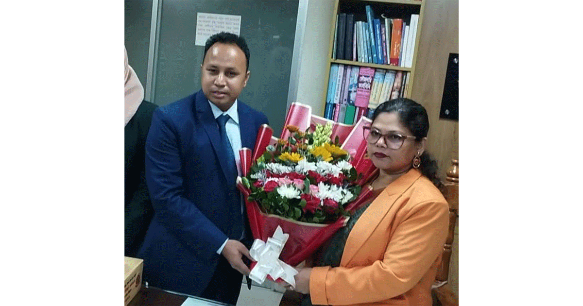 কেরানীগঞ্জে নবাগত ইউএনও ওমর ফারুককে ফুল দিয়ে স্বাগত জানালেন সাবেক ইউএনও রিনাত ফৌজিয়া