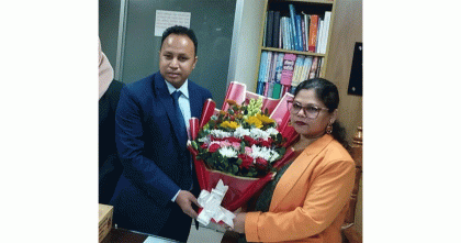 কেরানীগঞ্জে নবাগত ইউএনও ওমর ফারুককে ফুল দিয়ে স্বাগত জানালেন সাবেক ইউএনও রিনাত ফৌজিয়া