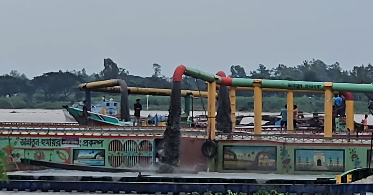 অবৈধ বালু উত্তোলনের মহোৎসব; ভাঙনের কবলে ফসলি জমি