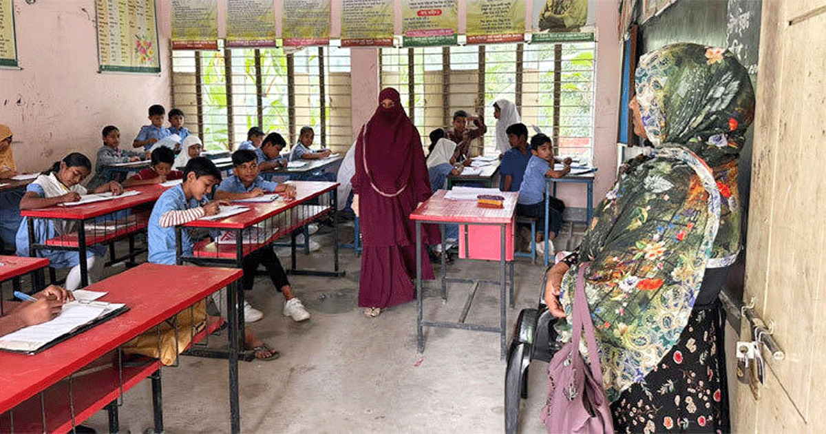 শিক্ষকরা কর্মবিরতিতে, বার্ষিক পরীক্ষা নিলেন অভিভাবকরা