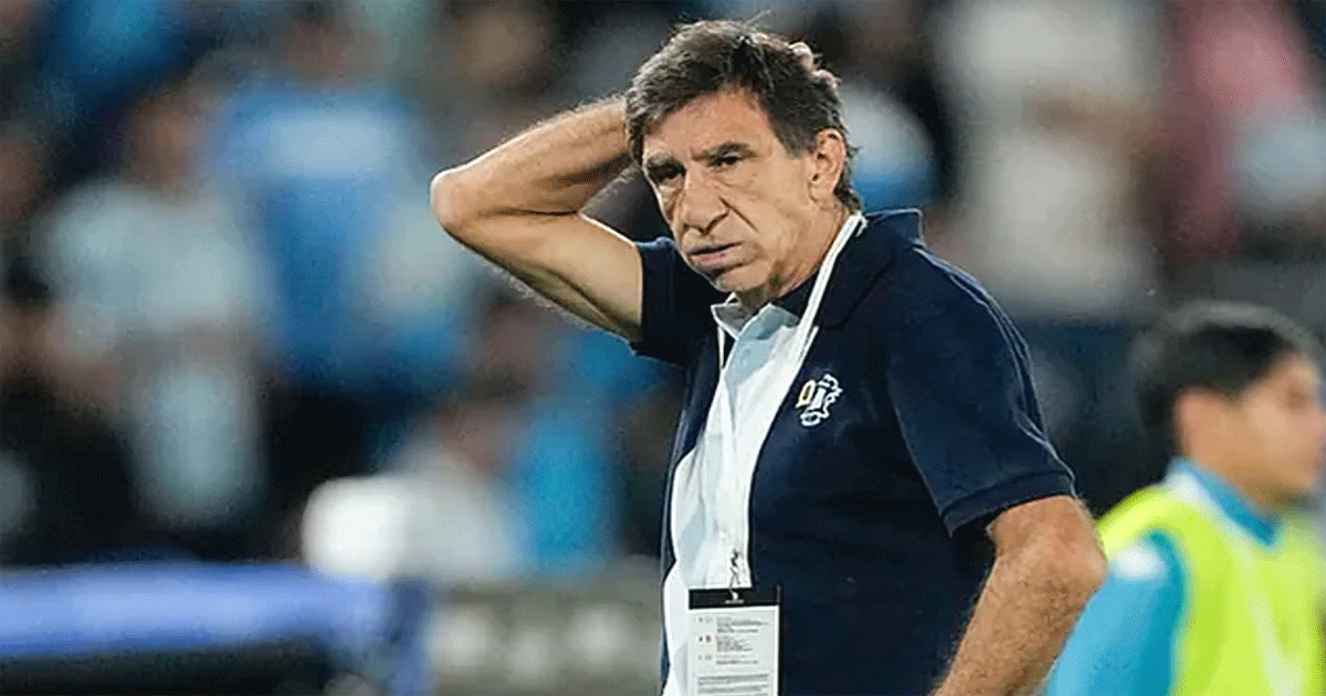 ম্যাচ চলাকালে ধুমপান করলেন আর্জেন্টাইন কোচ