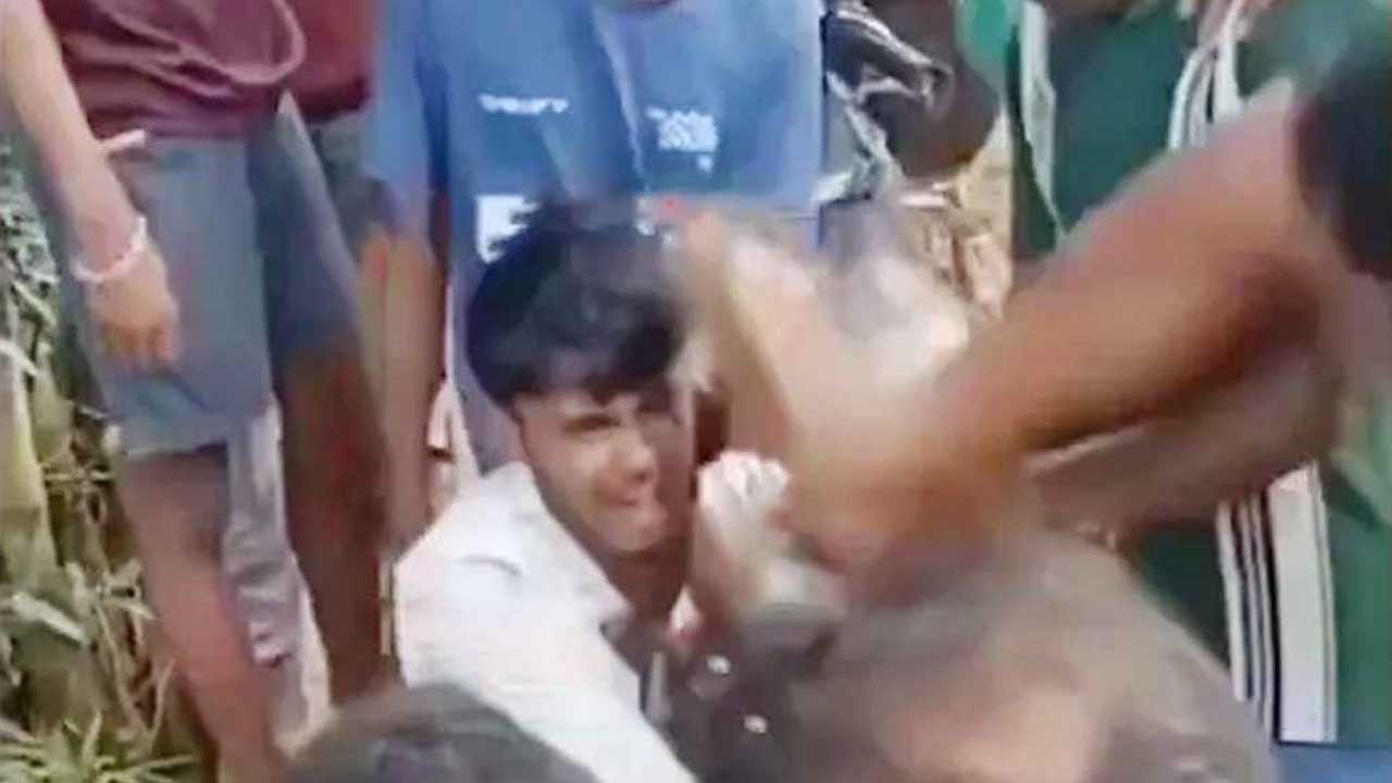 ভারতীয় যুবককে ‘বাংলাদেশি’ আখ্যা দিয়ে বেধড়ক পিটুনি