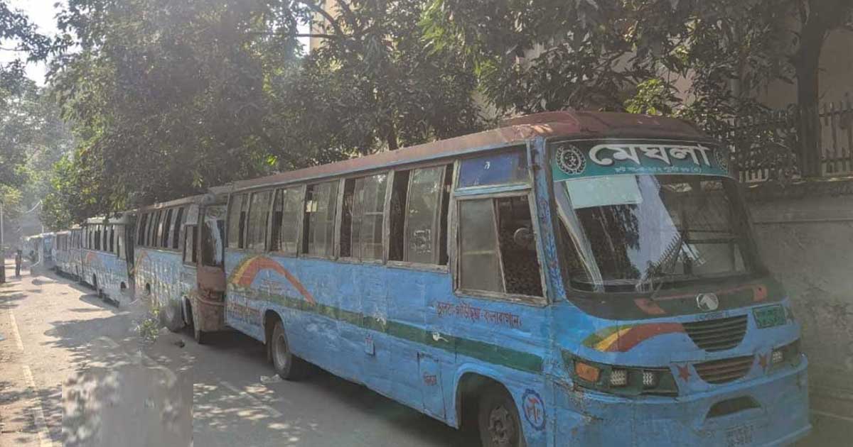 হাফ ভাড়া বিতণ্ডায় আহত ঢাকা কলেজ শিক্ষার্থী, মেঘলা পরিবহনের ১৩ বাস আটক