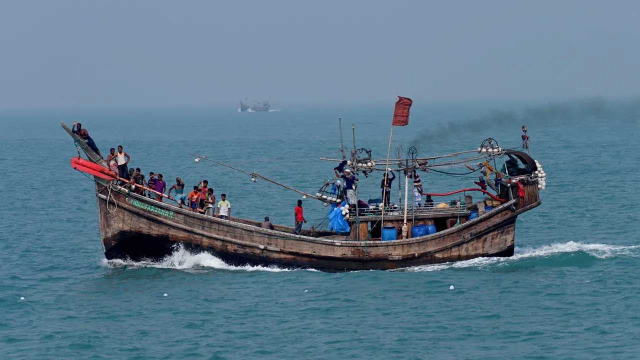 খোঁজে মিলেছে বঙ্গোপসাগরে মাছ ধরতে গিয়ে বোটসহ নিখোঁজ ১৩ জেলের 