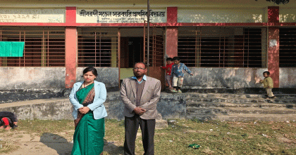 তালা ভেঙে পরীক্ষা শুরু করলেন ইউএনও 