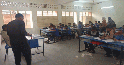 শিক্ষকদের কর্মবিরতির মধ্যে মেহেরপুরে বার্ষিক পরীক্ষা নিচ্ছেন অভিভাবকরা