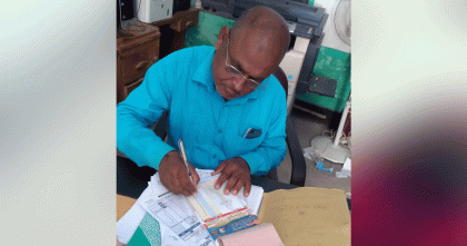 'আমাকে বদলি করবে এমন কেউ আছে?' হাসিনার মেয়েকে আমি পড়াইছি:  ইউএনও অফিসের পেশকার আহম্মদ আলী