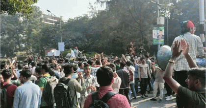 শিক্ষাভবন মোড়ে মুখোমুখি পুলিশ-শিক্ষার্থীরা