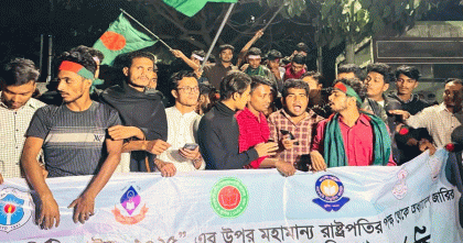 রাতেও শিক্ষা ভবনের সামনে সাত কলেজের শিক্ষার্থীদের অবস্থান