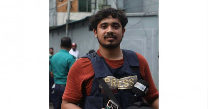 বিটিআরসির সামনে সাংবাদিকের ওপর মোবাইল ব্যবসায়ীদের হামলা