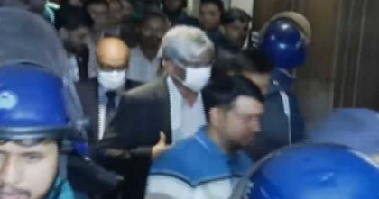 ছয় ঘণ্টা অবরুদ্ধ থাকার পর পুলিশের সহায়তায় বের হলেন অর্থ উপদেষ্টা